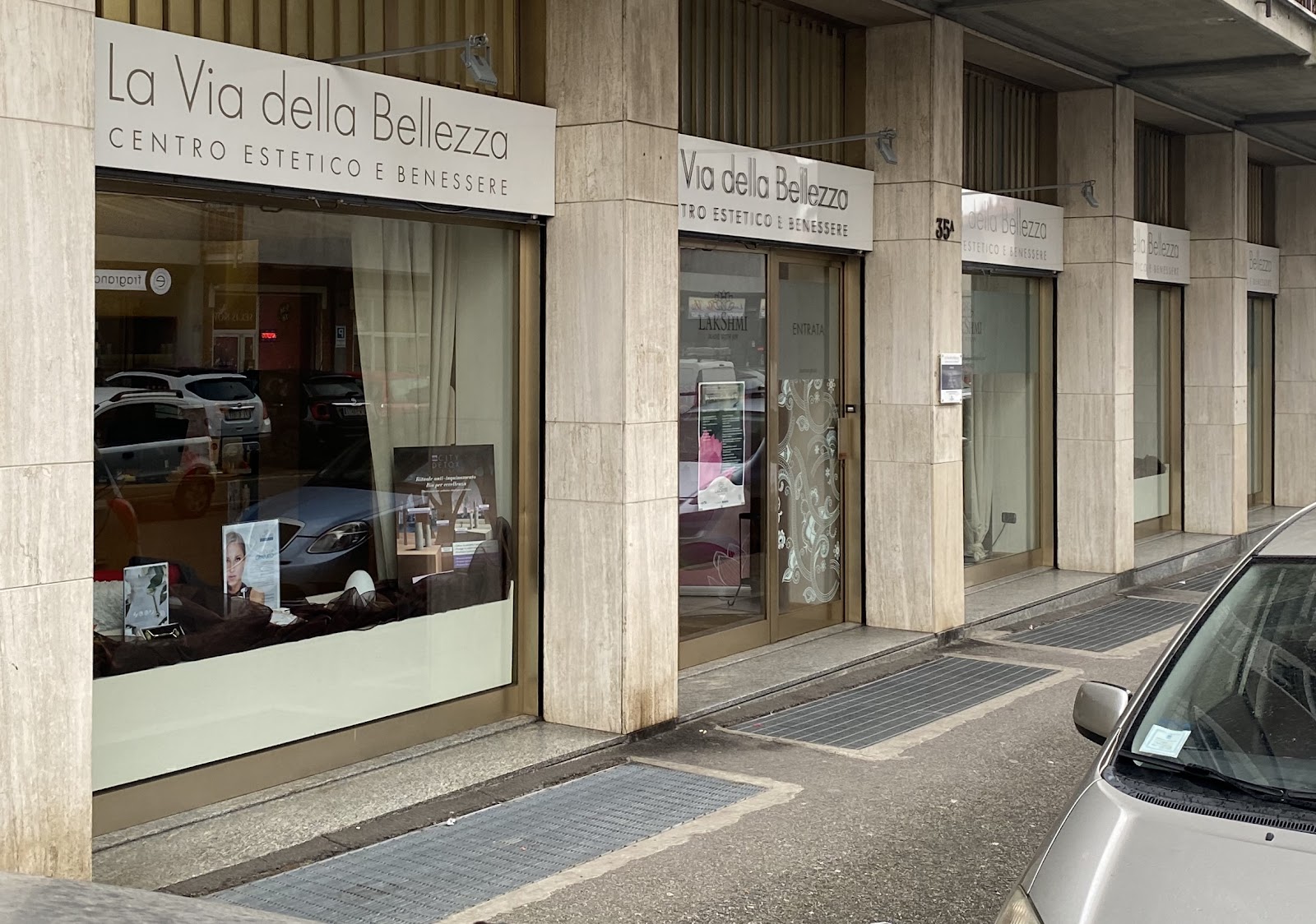 Facciata La Via della Bellezza — insegna corsiva