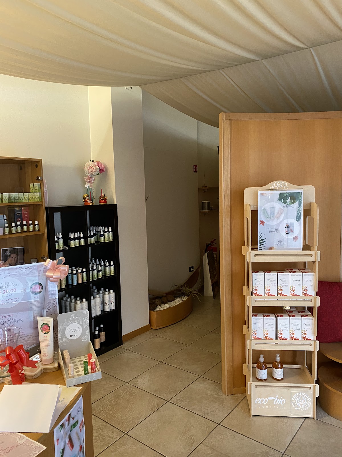 Interno — stucco veneziano e orchidee